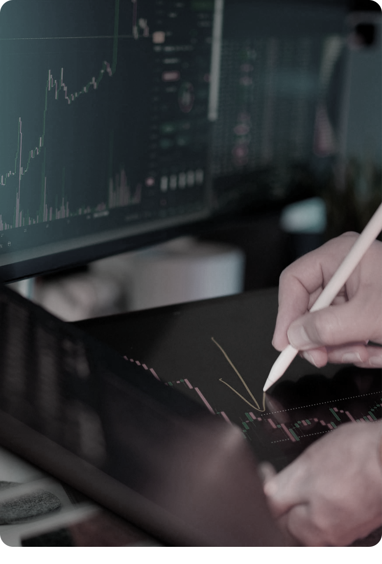 Arbeit am Laptop vor Bildschirm mit Diagramm